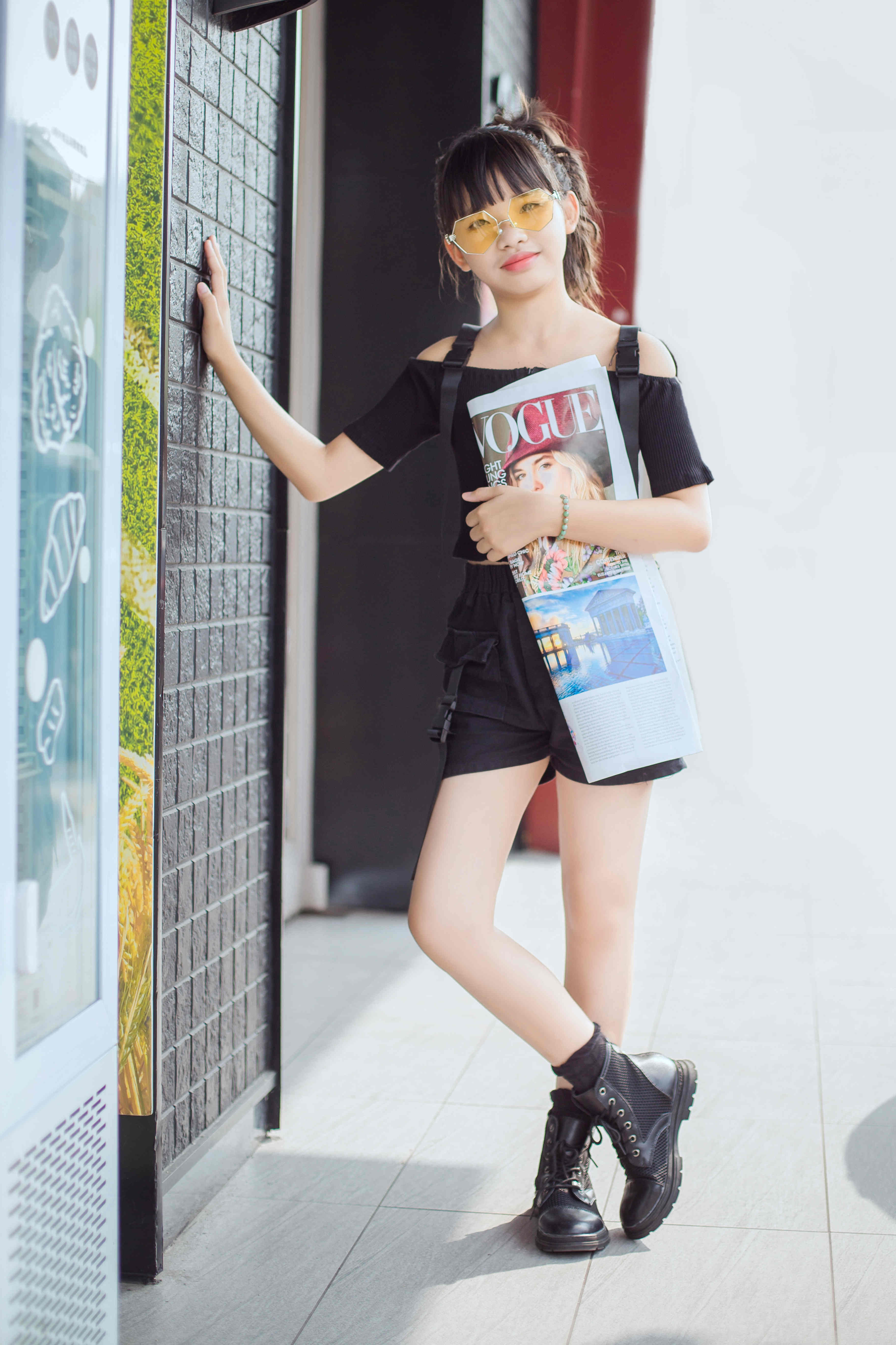 黄紫君深秋写真曝光黑色着装凸显明星范