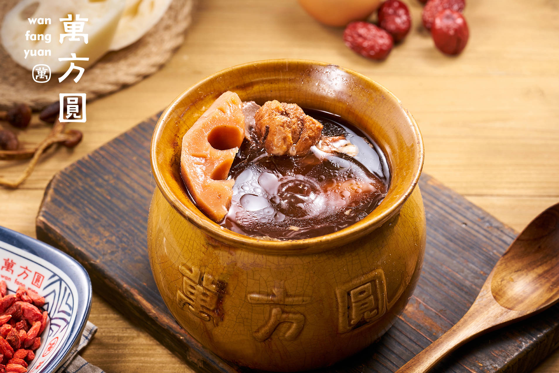 霜降将至,这三种汤驱寒暖胃还补水,老人孩子都爱喝!_瓦罐