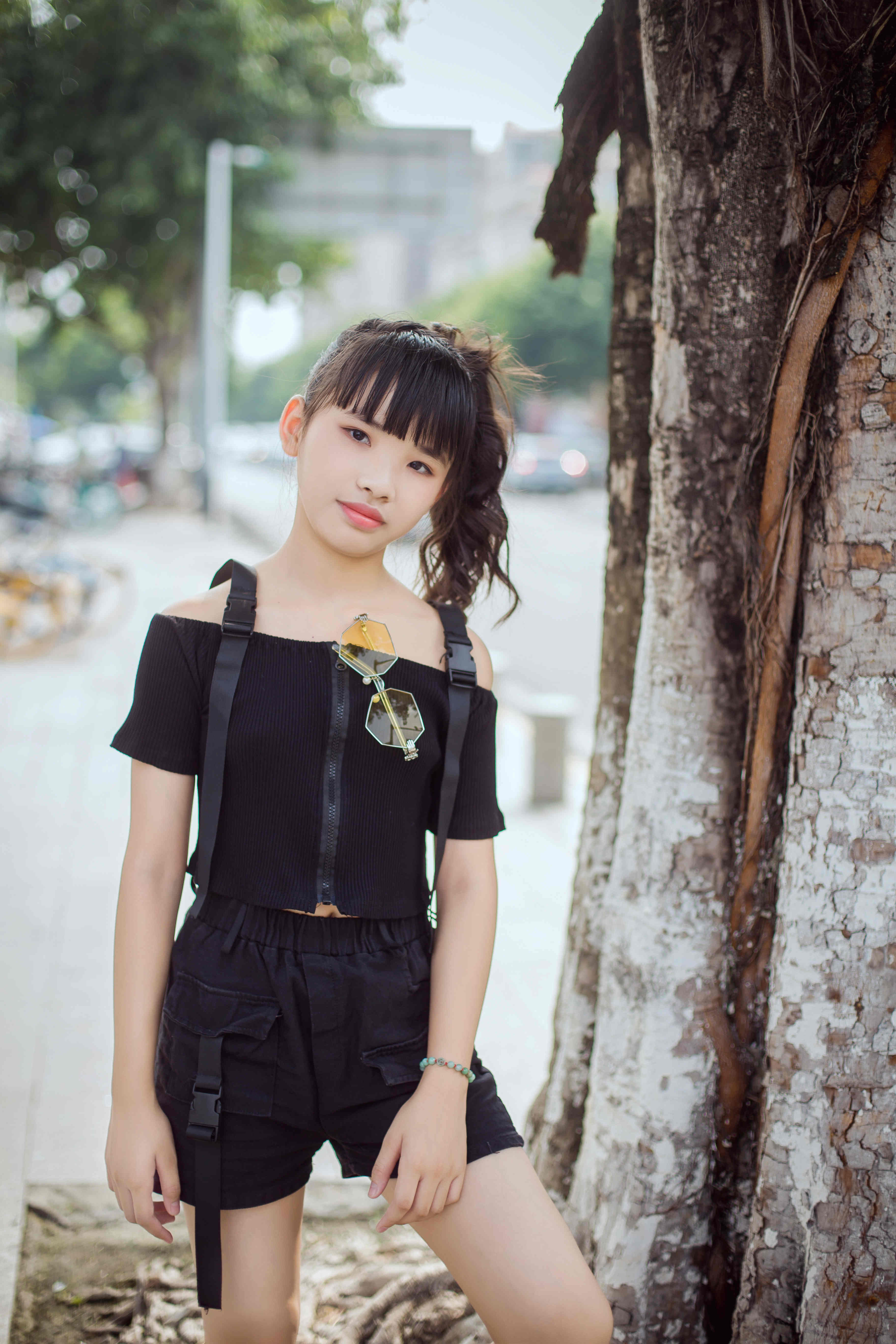 黄紫君深秋写真曝光黑色着装凸显明星范