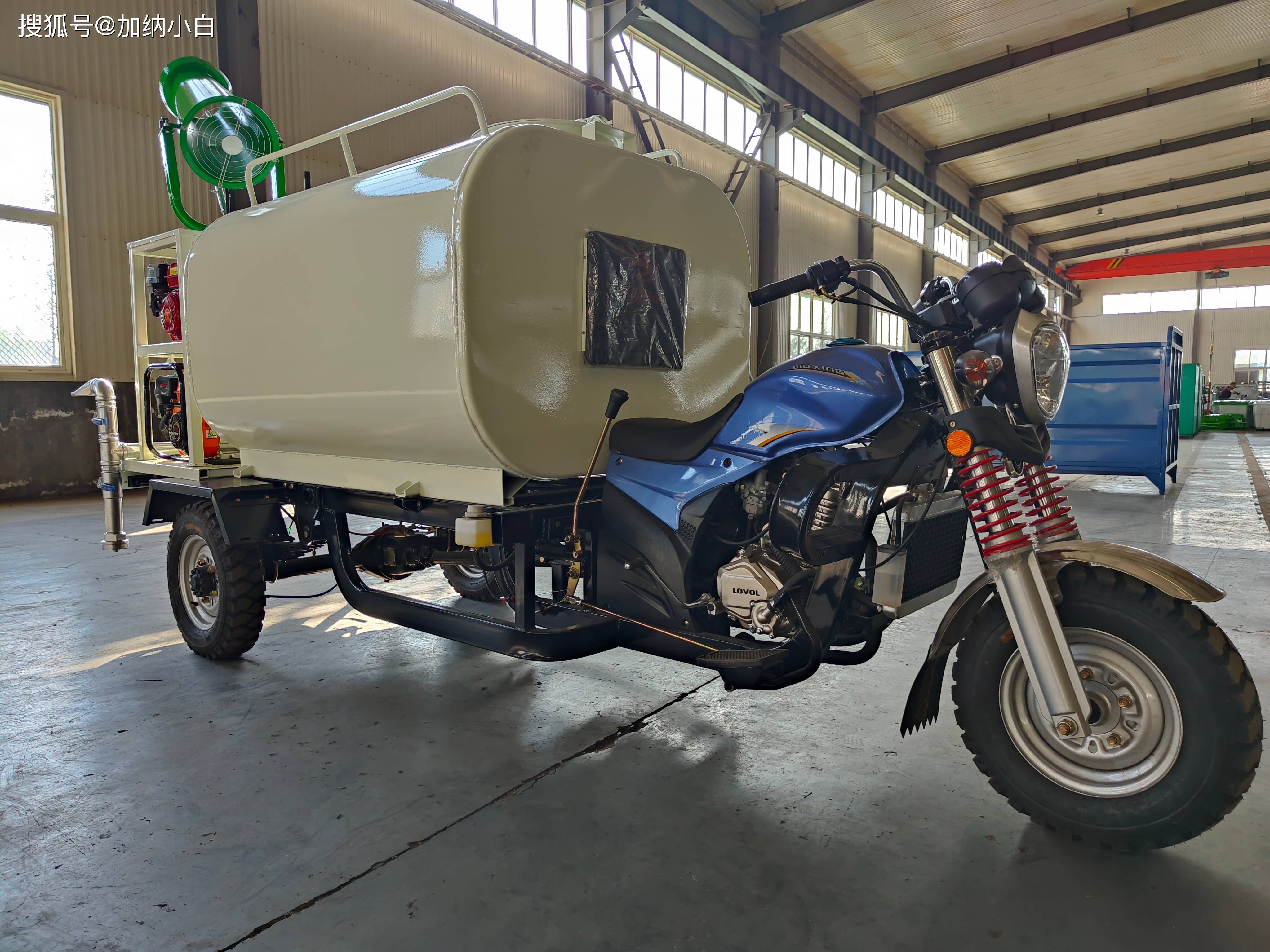 汽油三轮洒水车motocarro water spraying tricycle