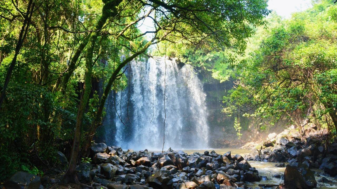 临高居仁瀑布(联)