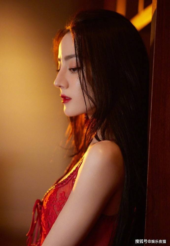 迪丽热巴一袭红色吊带镂空长裙明艳性感,妩媚多姿