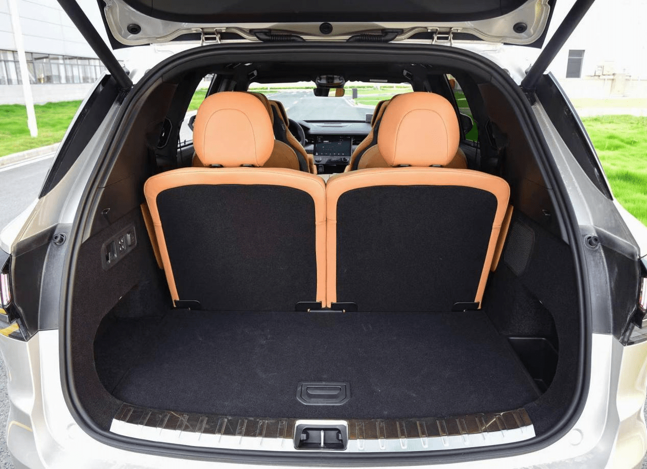 由于领克09只有6座/7座的三排布局,所以第二排空间空间表现不如五座版