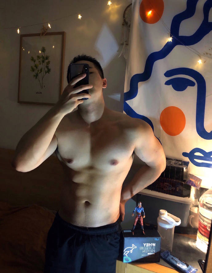 大鼻子厚嘴唇小哥愛健身，鍛造出肉壯好身材，肌肉大腿粗壯給力！ 健身減肥達人 第8张