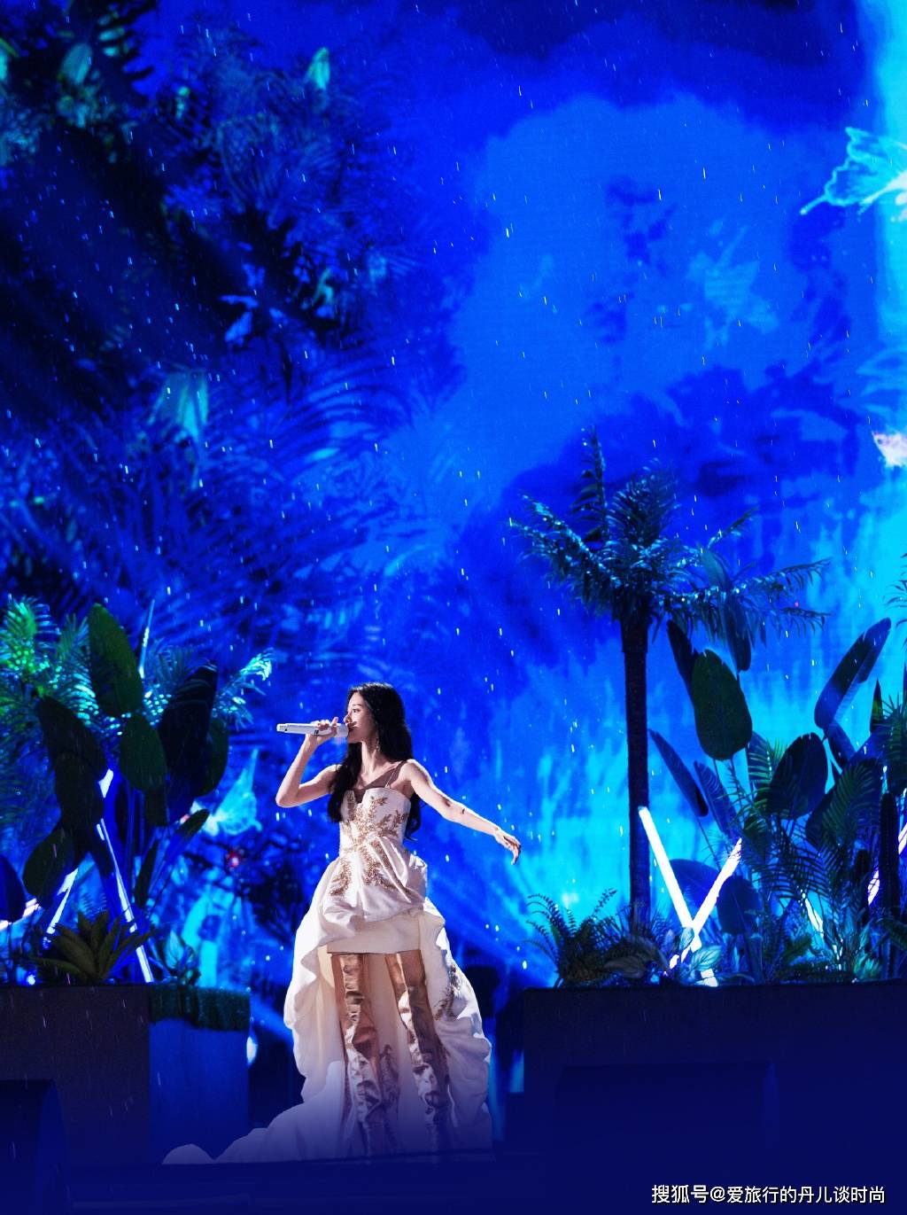 粉色 张碧晨一袭粉色礼服裙，性感唯美，太惊艳了