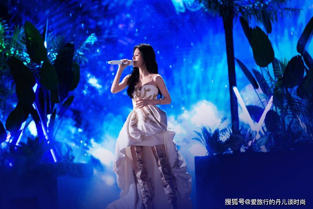 粉色 张碧晨一袭粉色礼服裙，性感唯美，太惊艳了