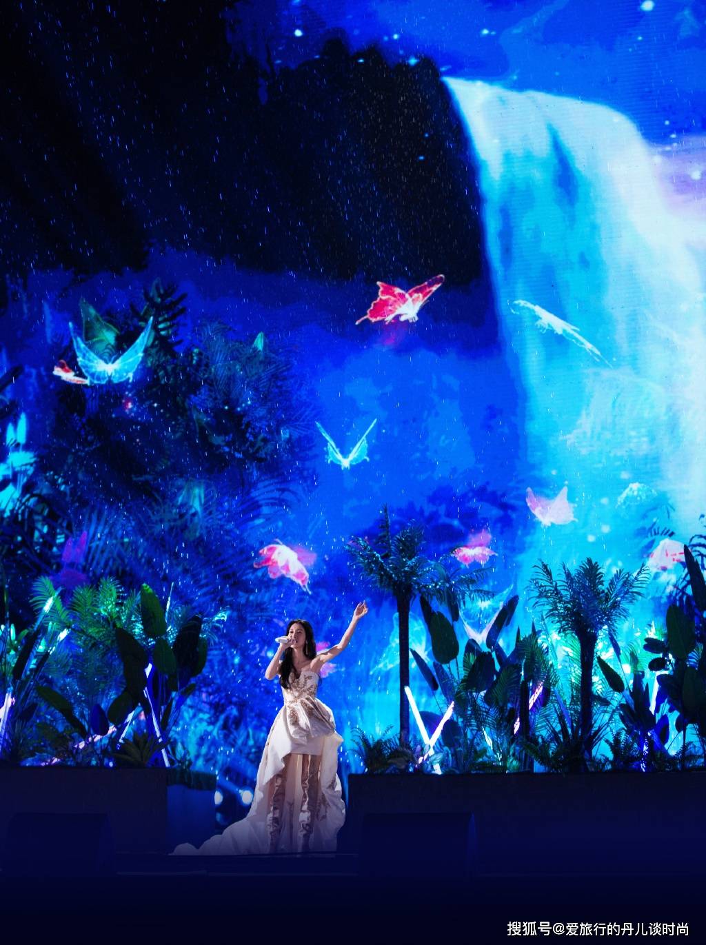 粉色 张碧晨一袭粉色礼服裙，性感唯美，太惊艳了