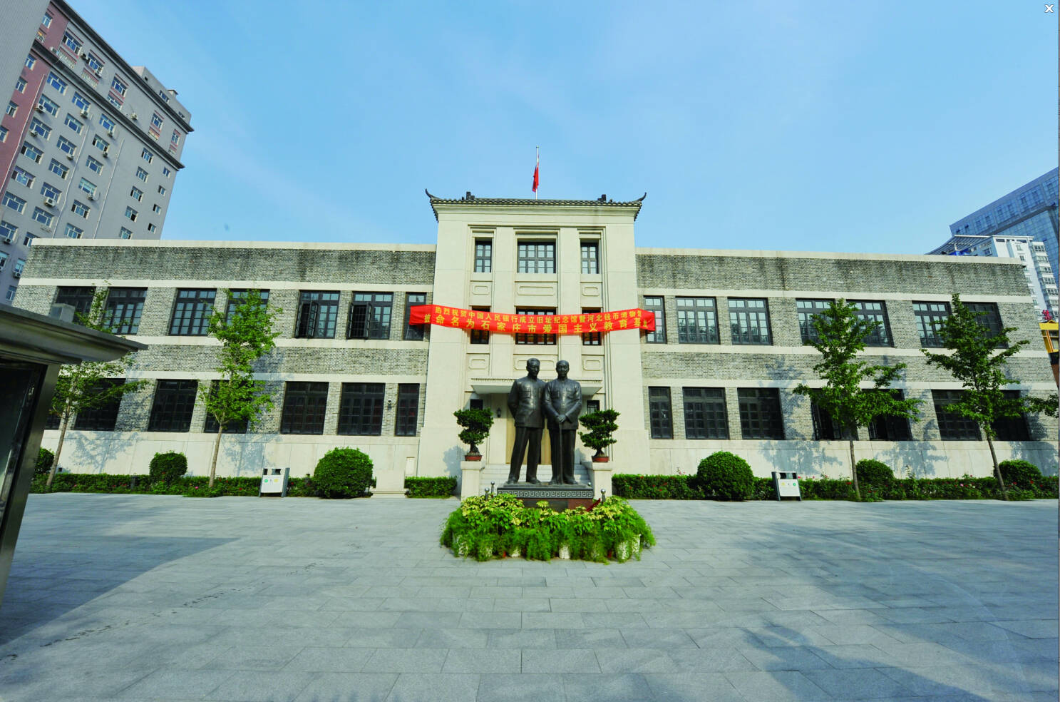 在河北石家庄中华大街55号,清真寺旁边坐落着一座具有纪念意义的灰色