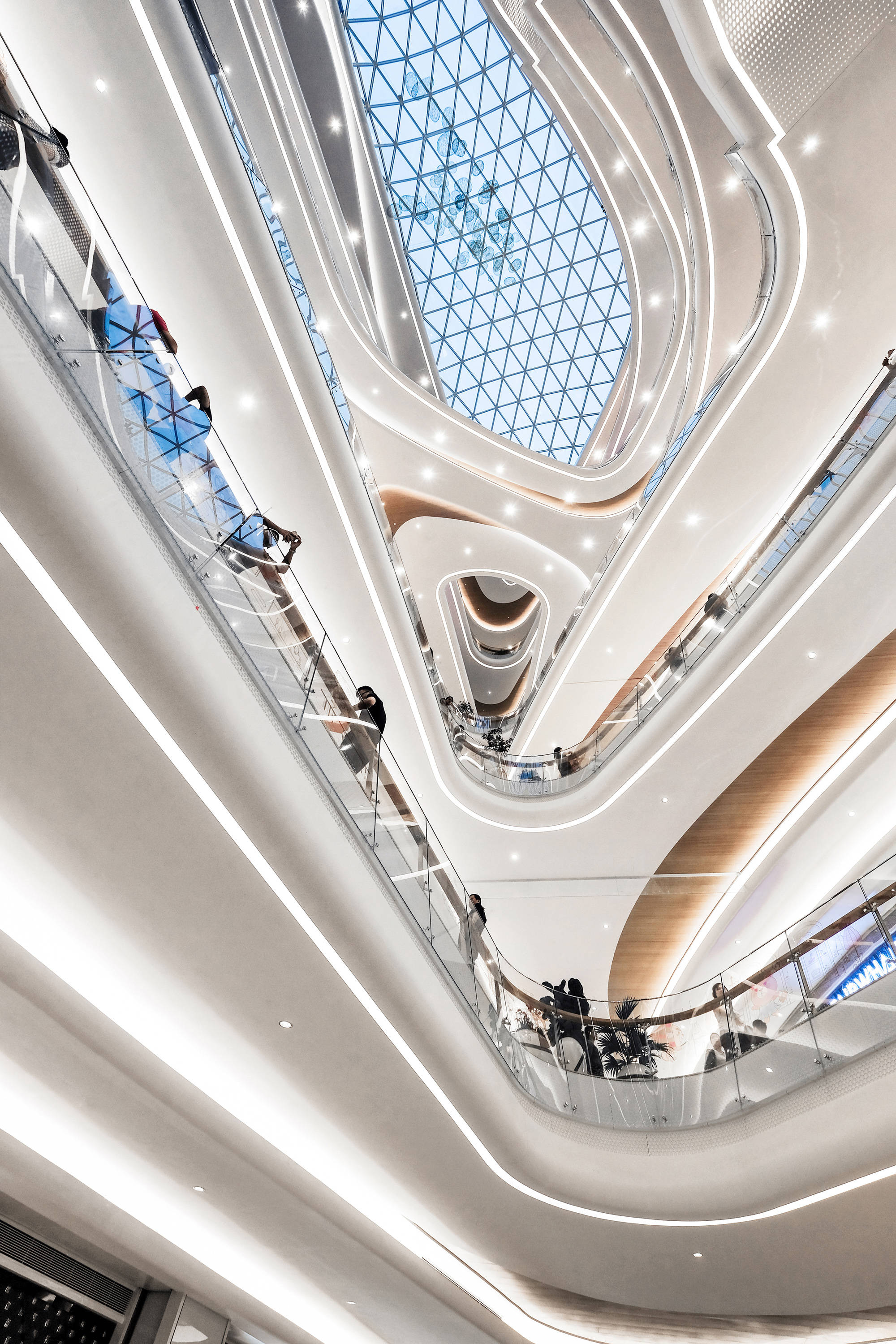 室内中庭 08 方健作为一个城市生活目的地,地上五层的壹方城购物