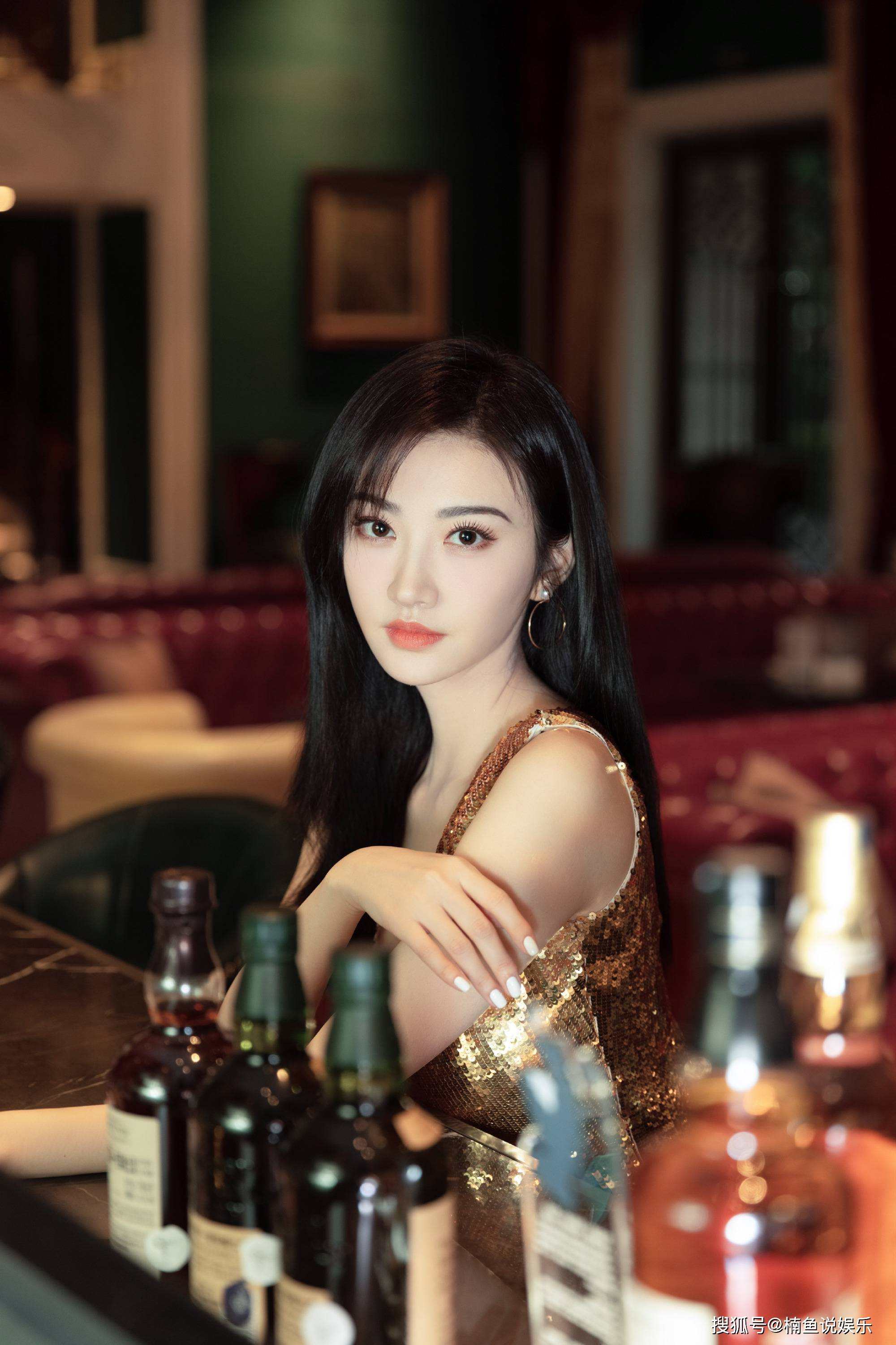 景甜不愧是人间富贵花,穿鎏金亮片裙尽显贵气,美得挪不开眼