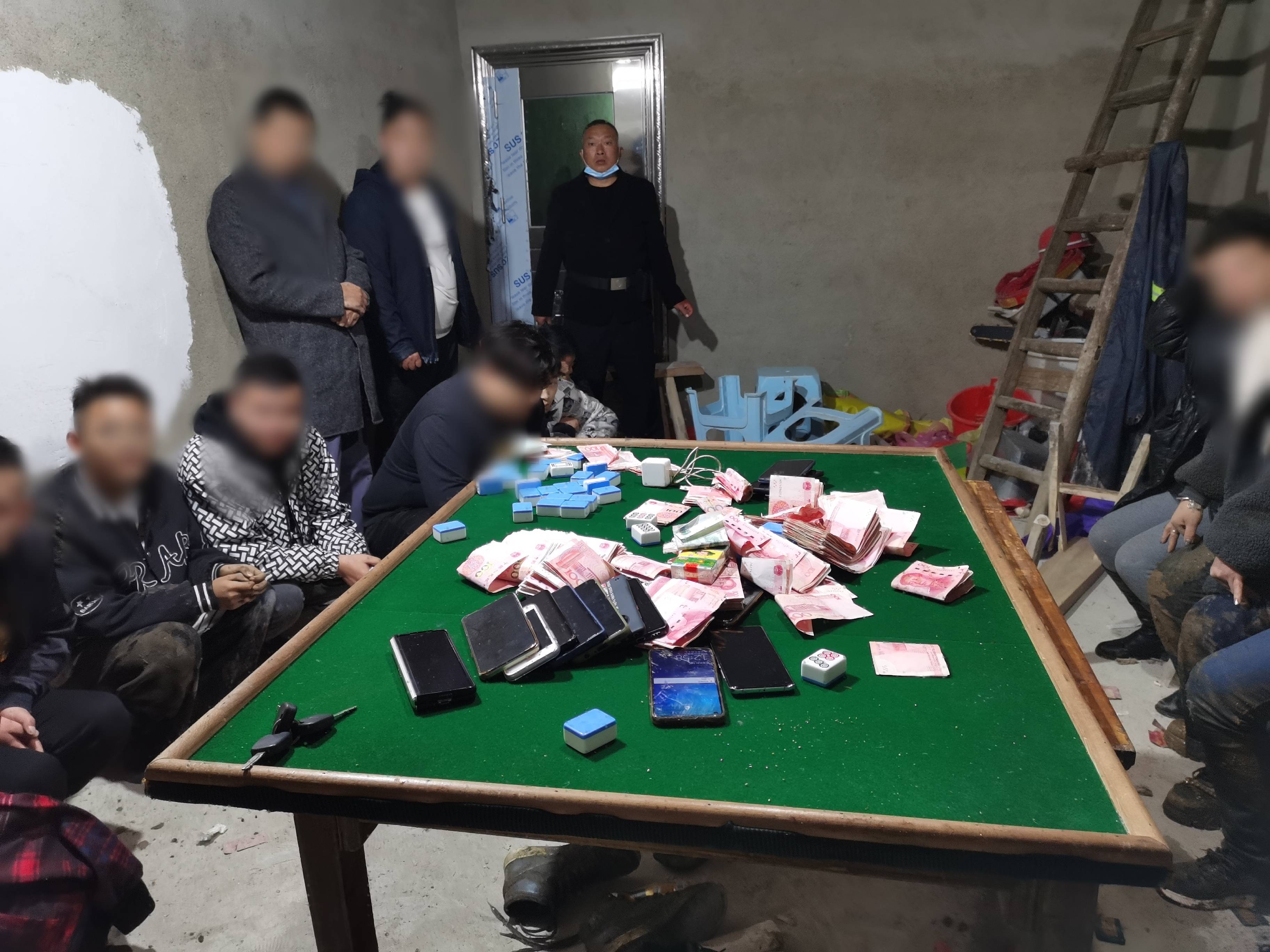 武穴警方捣毁一聚众赌博窝点,35名涉赌人员竟有5人涉毒