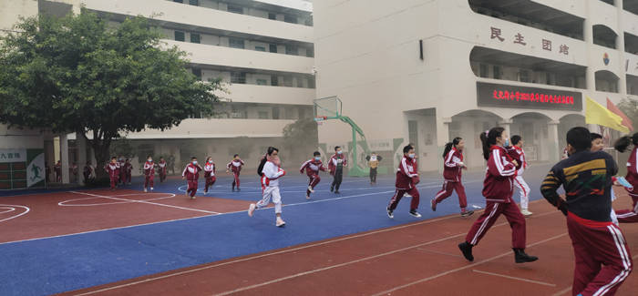 江油市文化街小学副校长焦华,李正保,付书记廖荣及全体教师也参加了