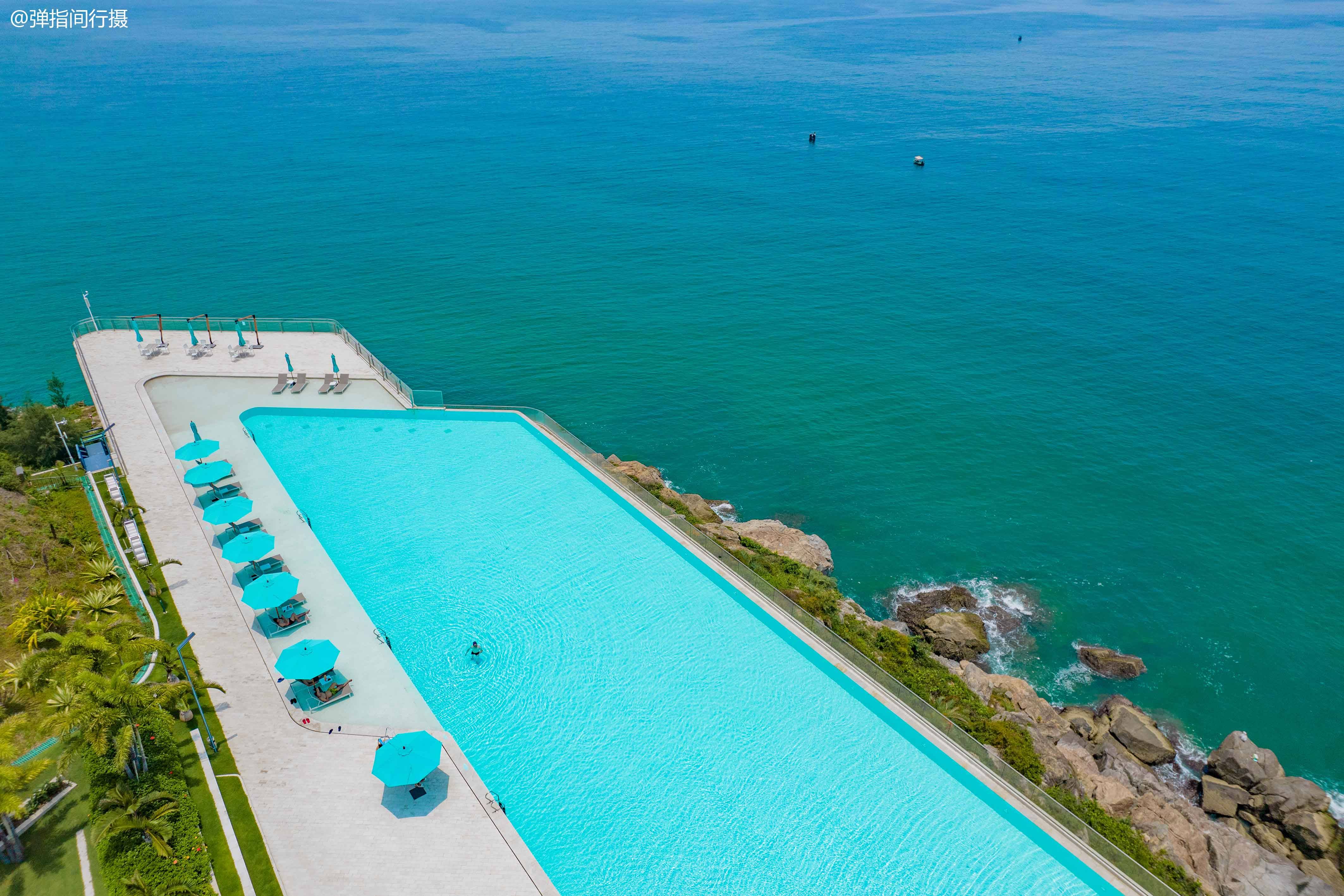 原创广东隐秘的美丽海湾，泳池修建在临海崖上，人称“中国马尔代夫”