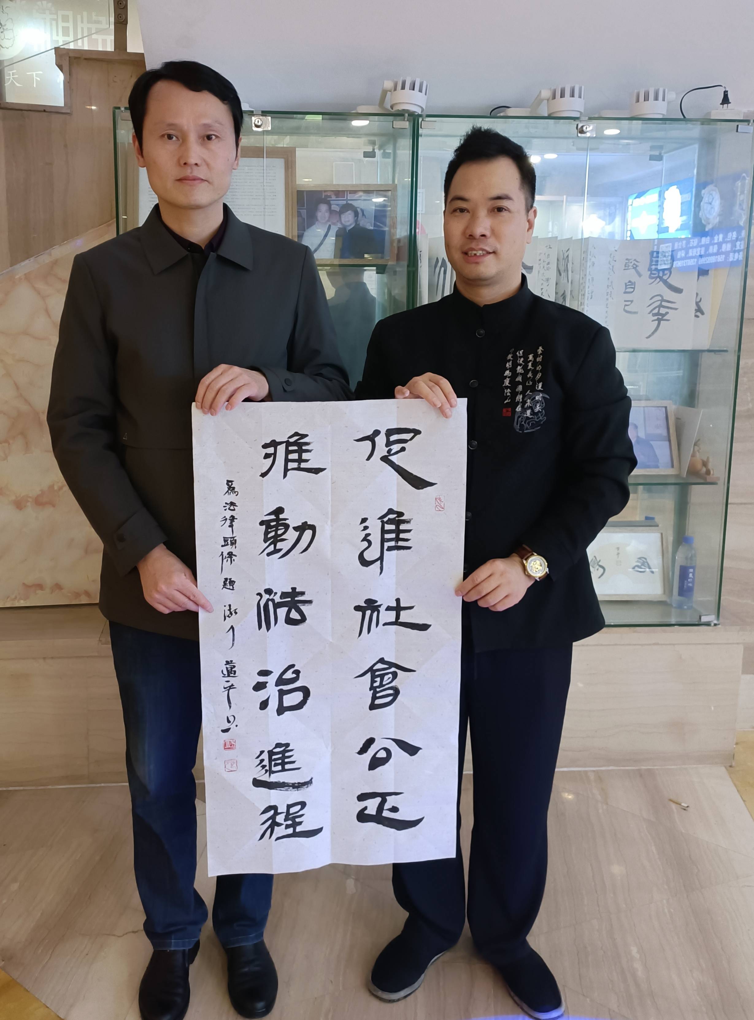 青年书法家邱迈平赠字法律头条"促进社会公正 推动法治进程"_艺术