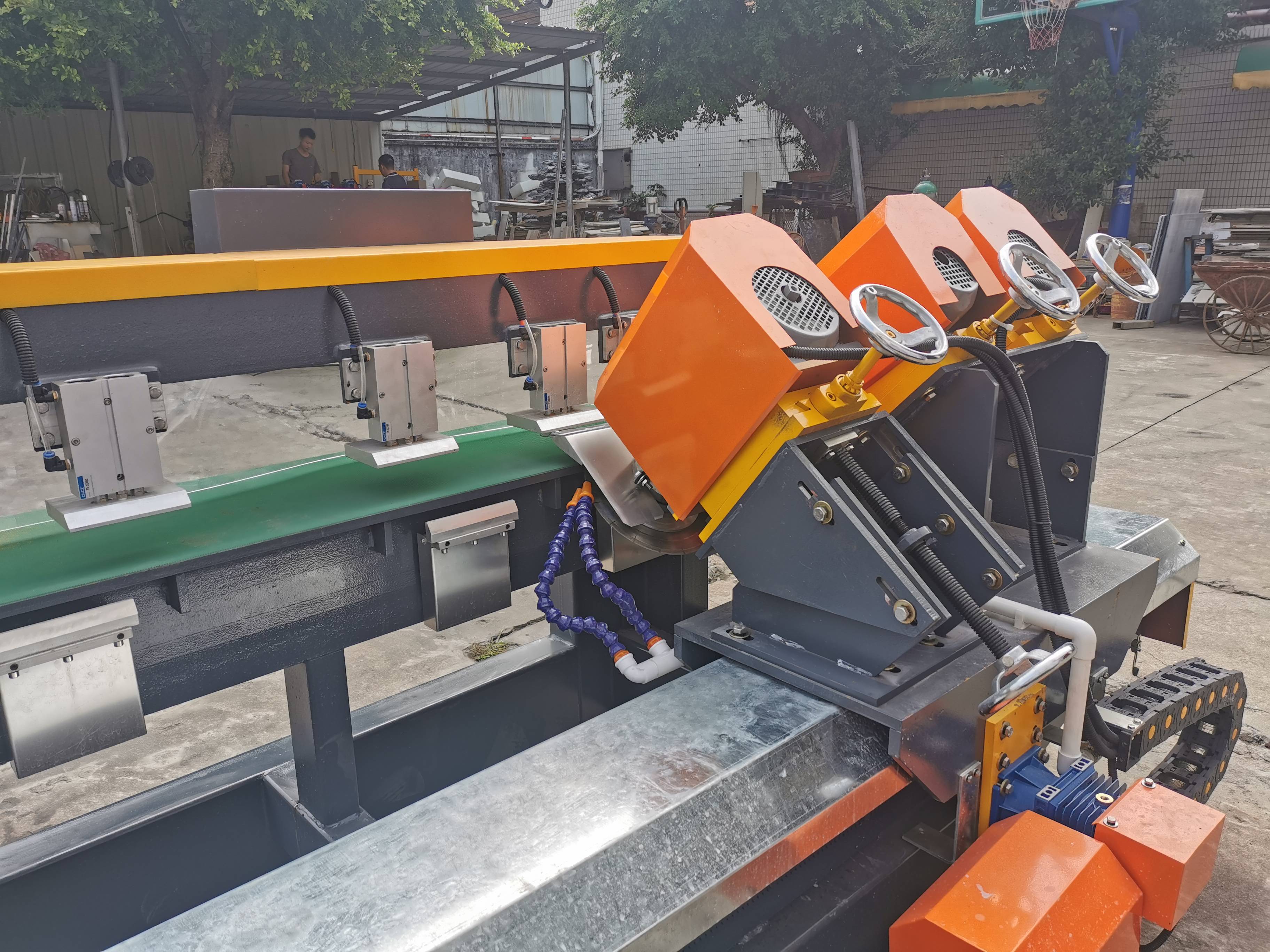 bt3200型岩板倒角机升级版,第一刀岩板切割刀片,后两刀为磨边轮,可让