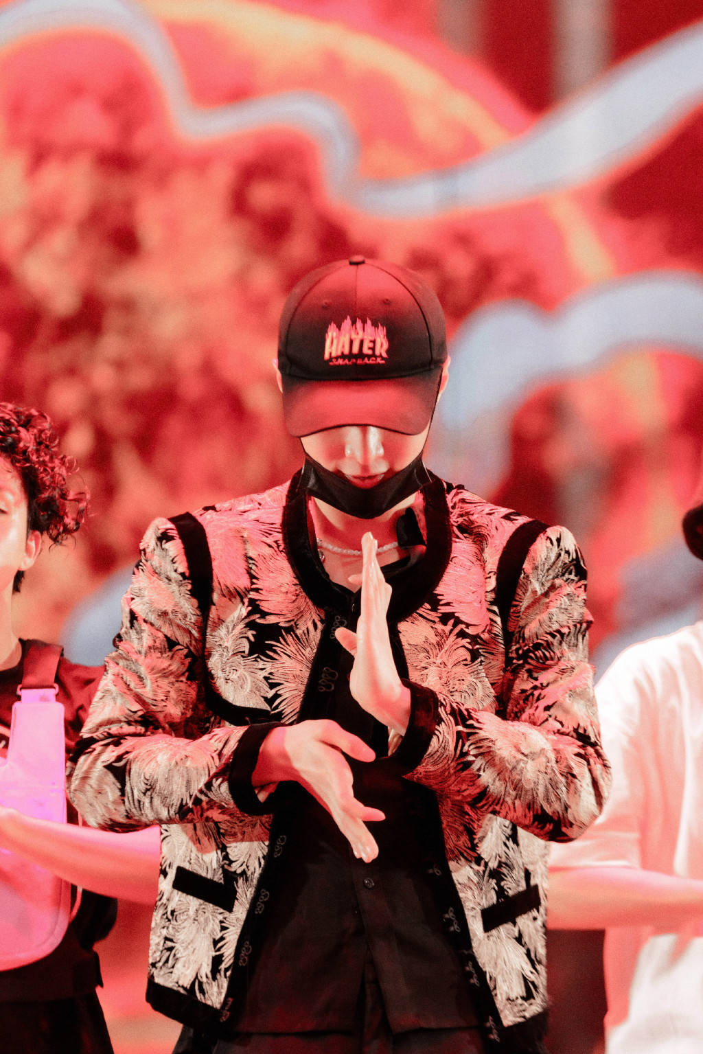 gogo|《这就是街舞4》冠军出炉，叶音再夺冠；张艺兴带来《飞天》首秀舞台燃炸开场