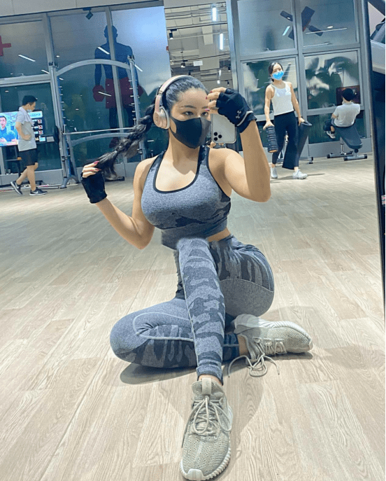 天使面孔下竟藏着沙漏身材健身女神英媚魔鬼身材真的太惊艳