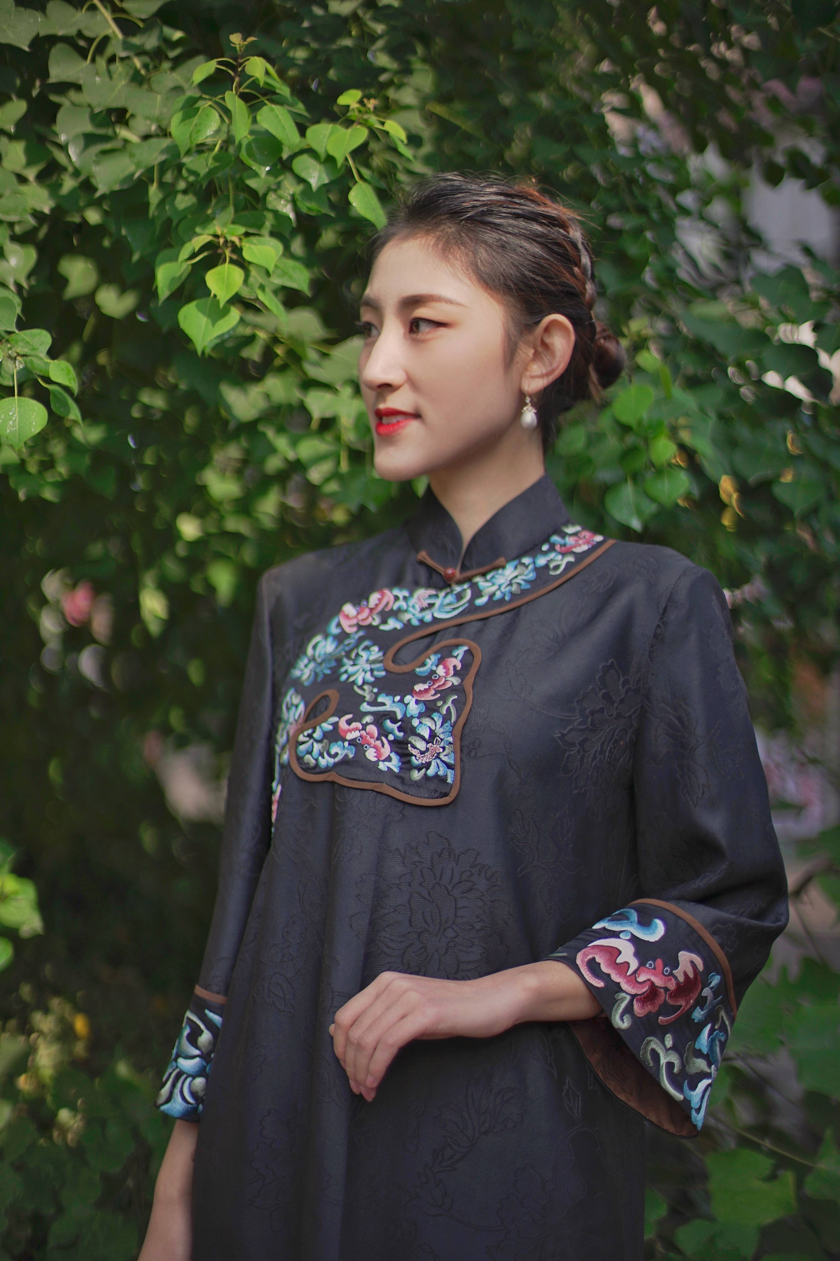 风华 一袭香云纱旗袍，浸染岁月的美