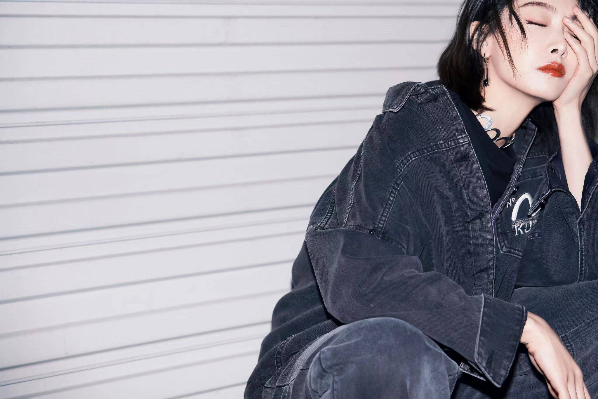 宋茜出席evisu三十周年大秀前行不羁化身潮酷女孩