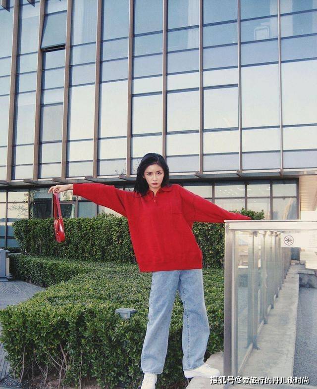 蔡卓 蔡卓宜：红色翻领毛衣搭配直筒牛仔裤，甜美可人，青春洋溢