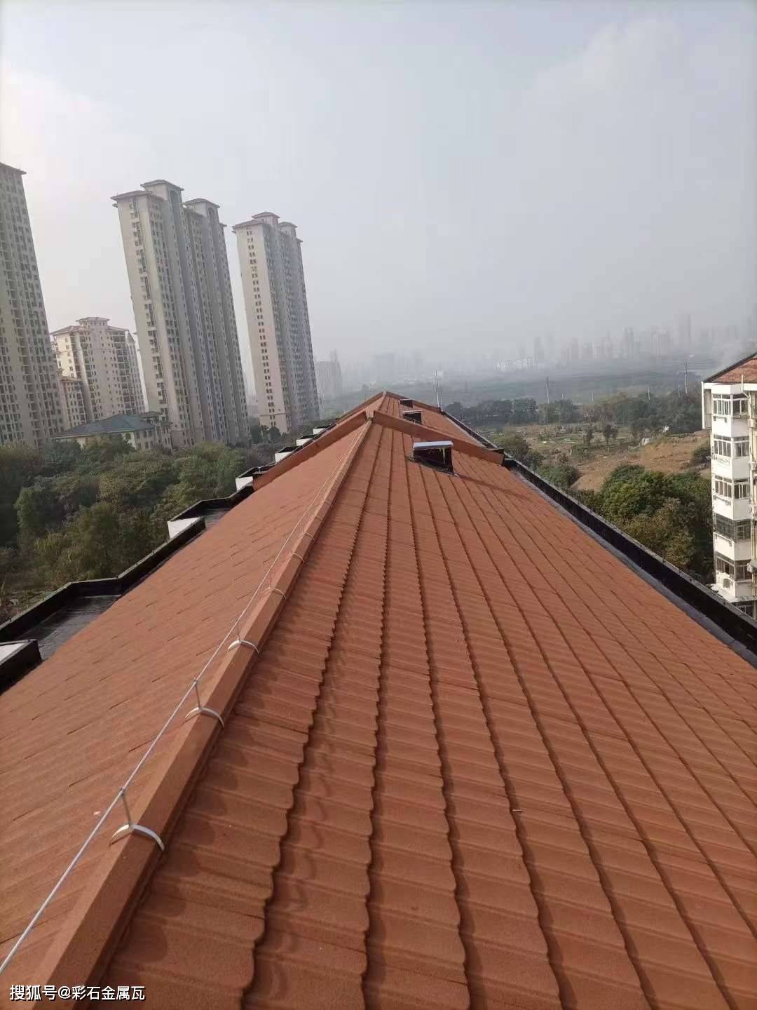 老旧小区水泥瓦改换彩石金属瓦屋面图