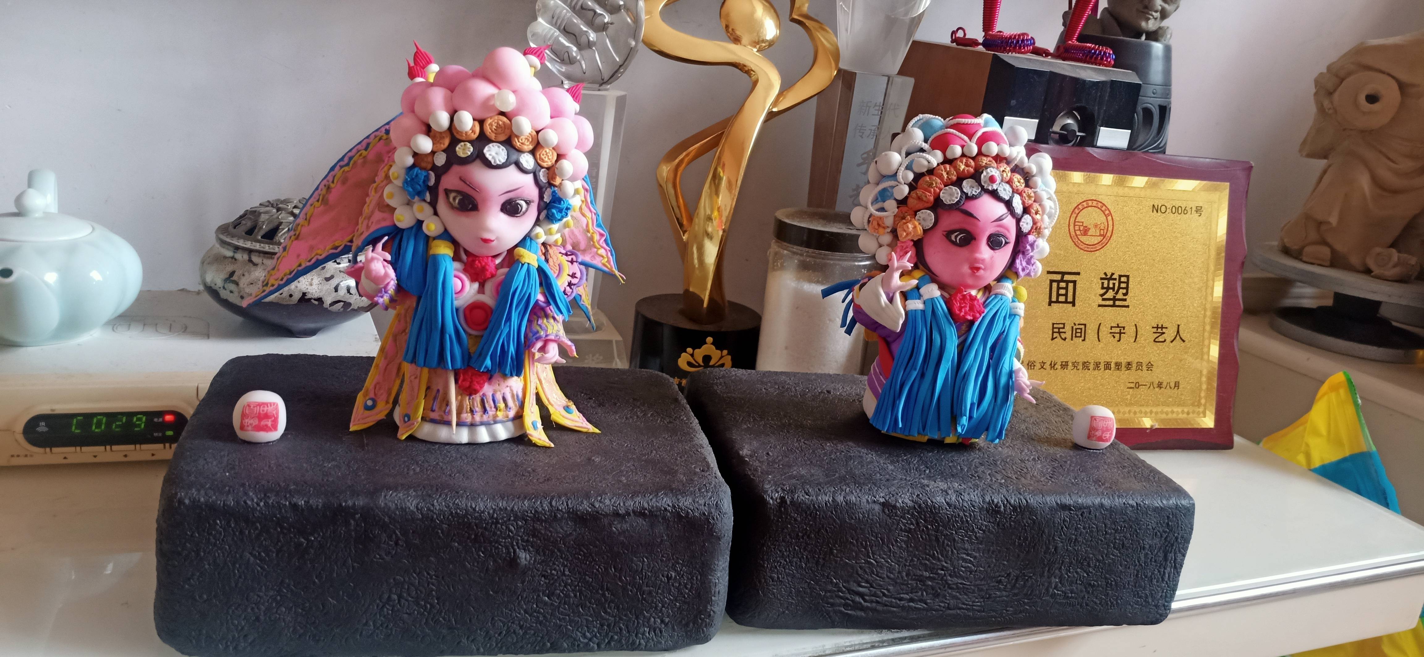 他自幼酷爱面塑艺术,深得其父面塑大师时振山的真传