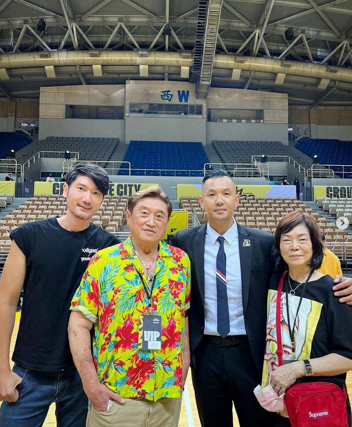 陳建州曬和高以翔父母看球合影 穿特殊西裝紀念好兄弟 娛樂八卦吃瓜 第1张