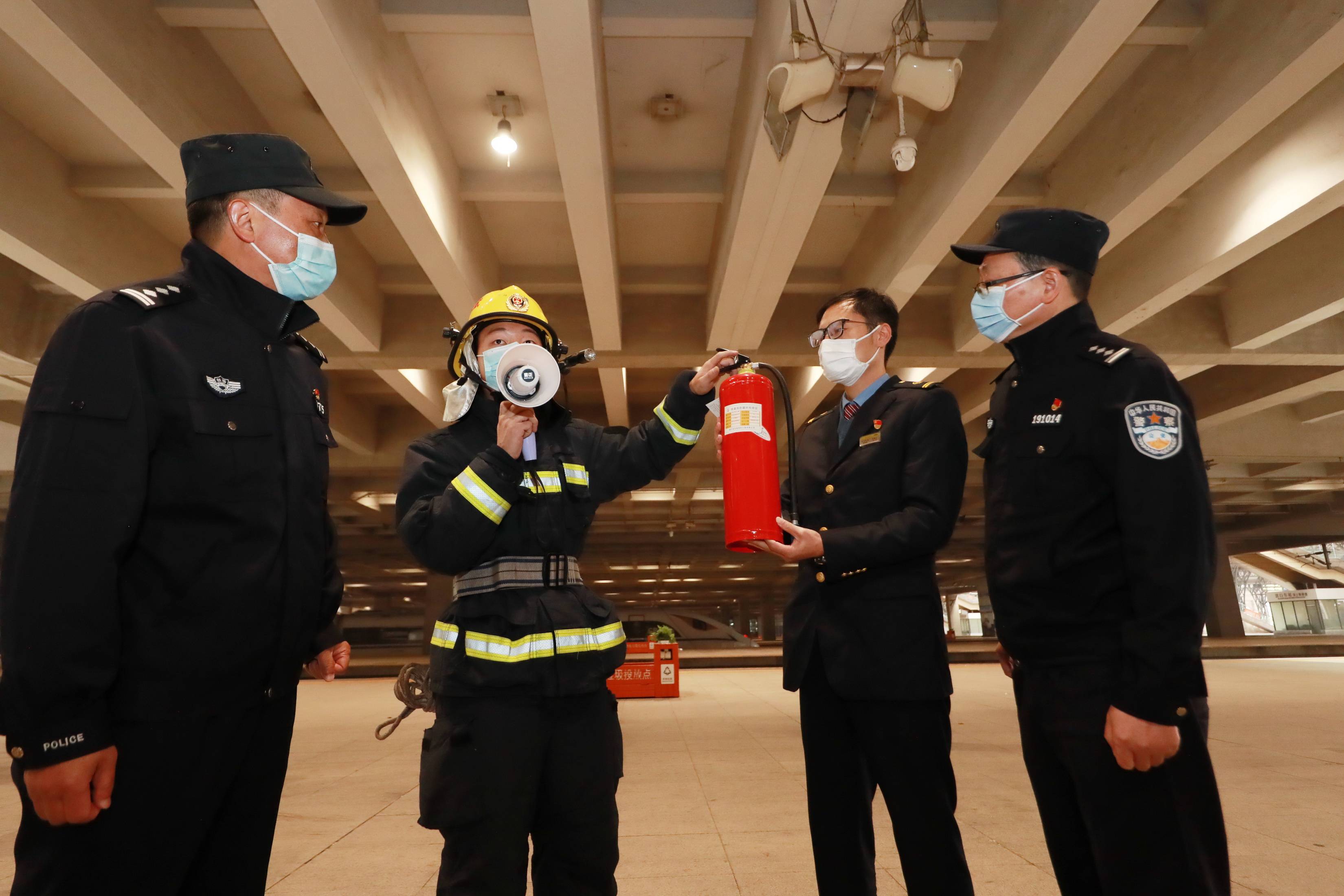 11月9日武汉铁路公安局汉口车站派出所,图为民警正在组织车站安检职工