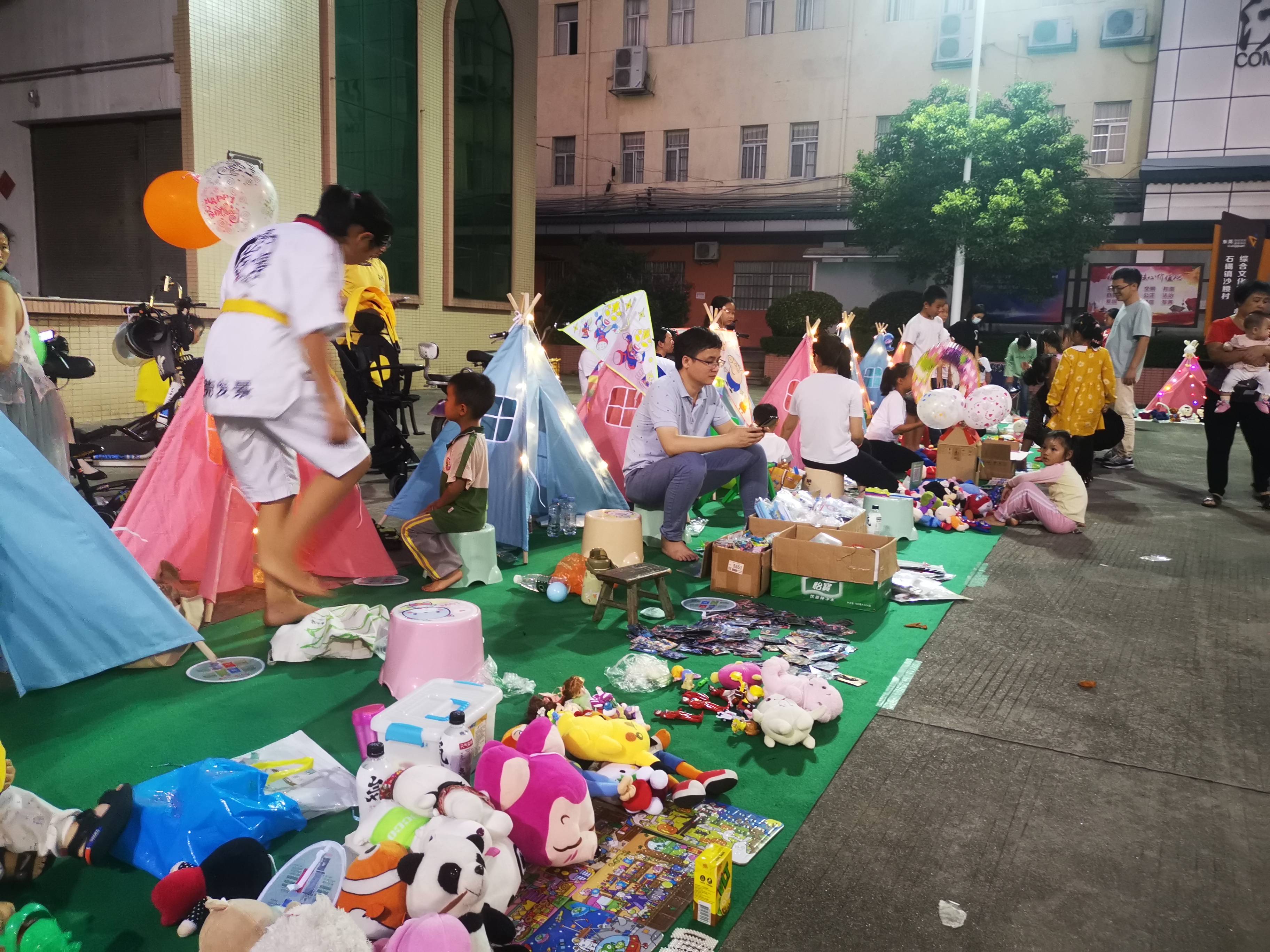 石碣社区儿童化身跳蚤市场小摊主体验赚钱不易