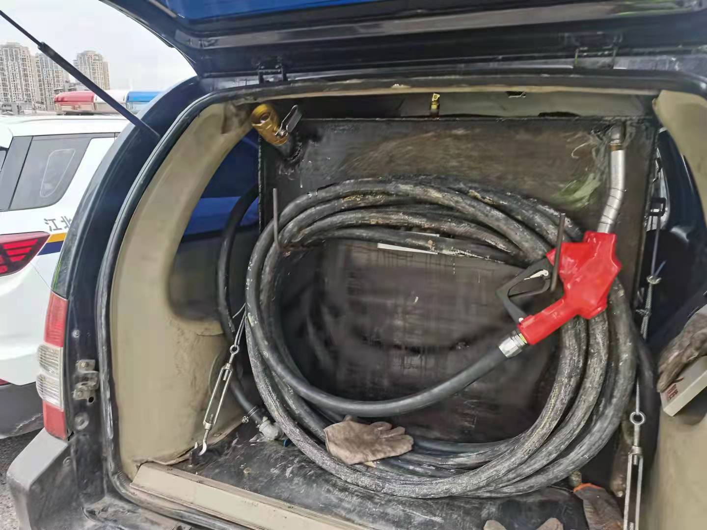 Suv改装成移动加油站 男子因非法改装及非法装载成品油被查 违规 Suv改装成移动加油站 男子因非法改装及非法装载成品油被查 违规