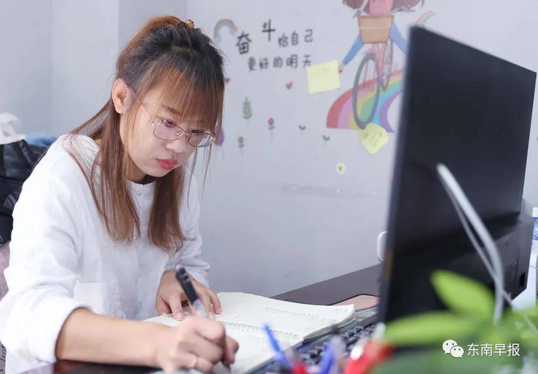 夫妻俩|火了！泉州：泥瓦匠转行带货主播，一个月卖出10万双鞋!