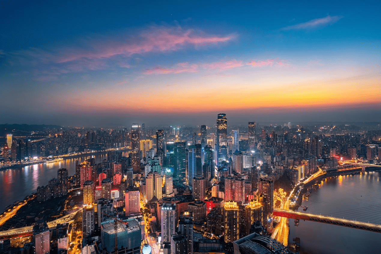 数年之前,有个宜昌的朋友乘坐游轮沿长江而上,到达重庆的时候是夜晚十