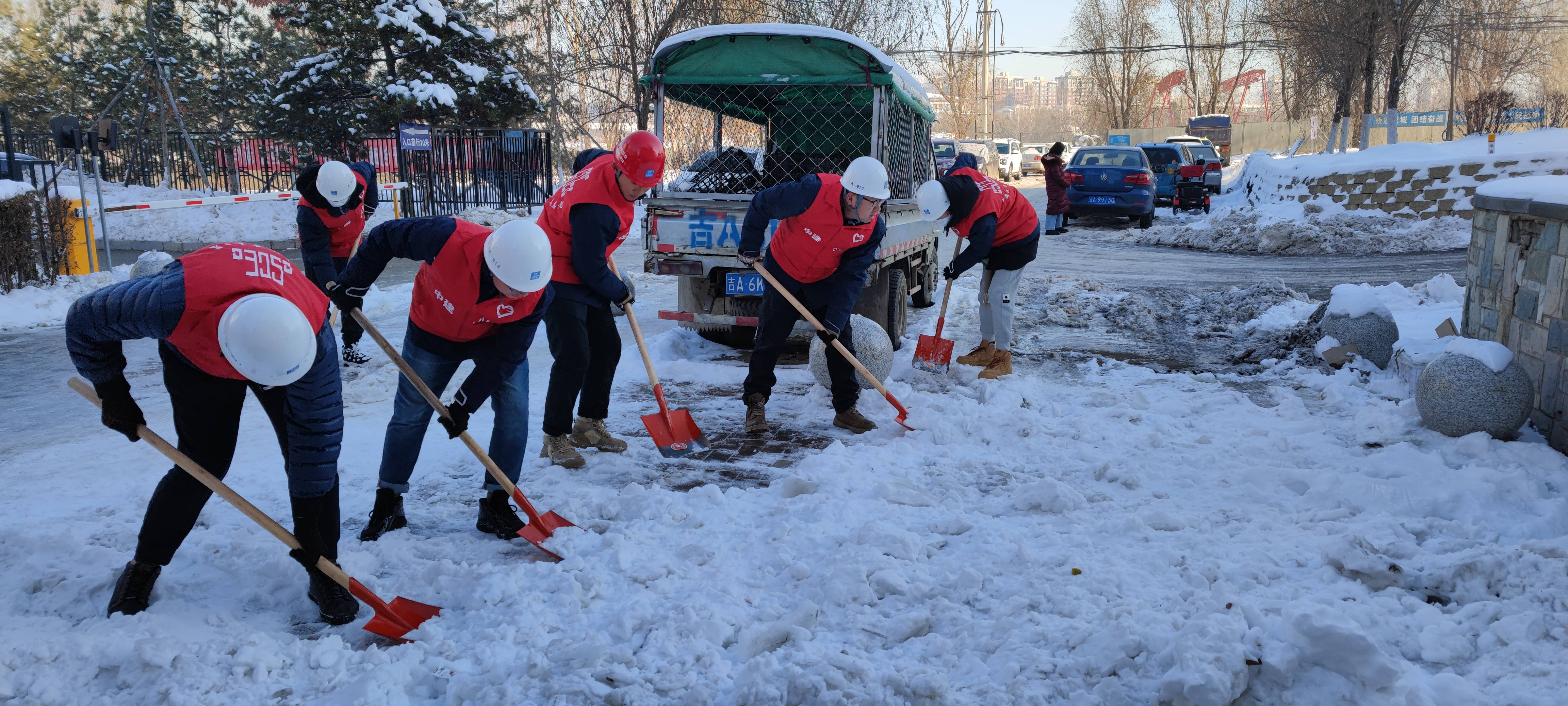 志愿服务照片冬季图片