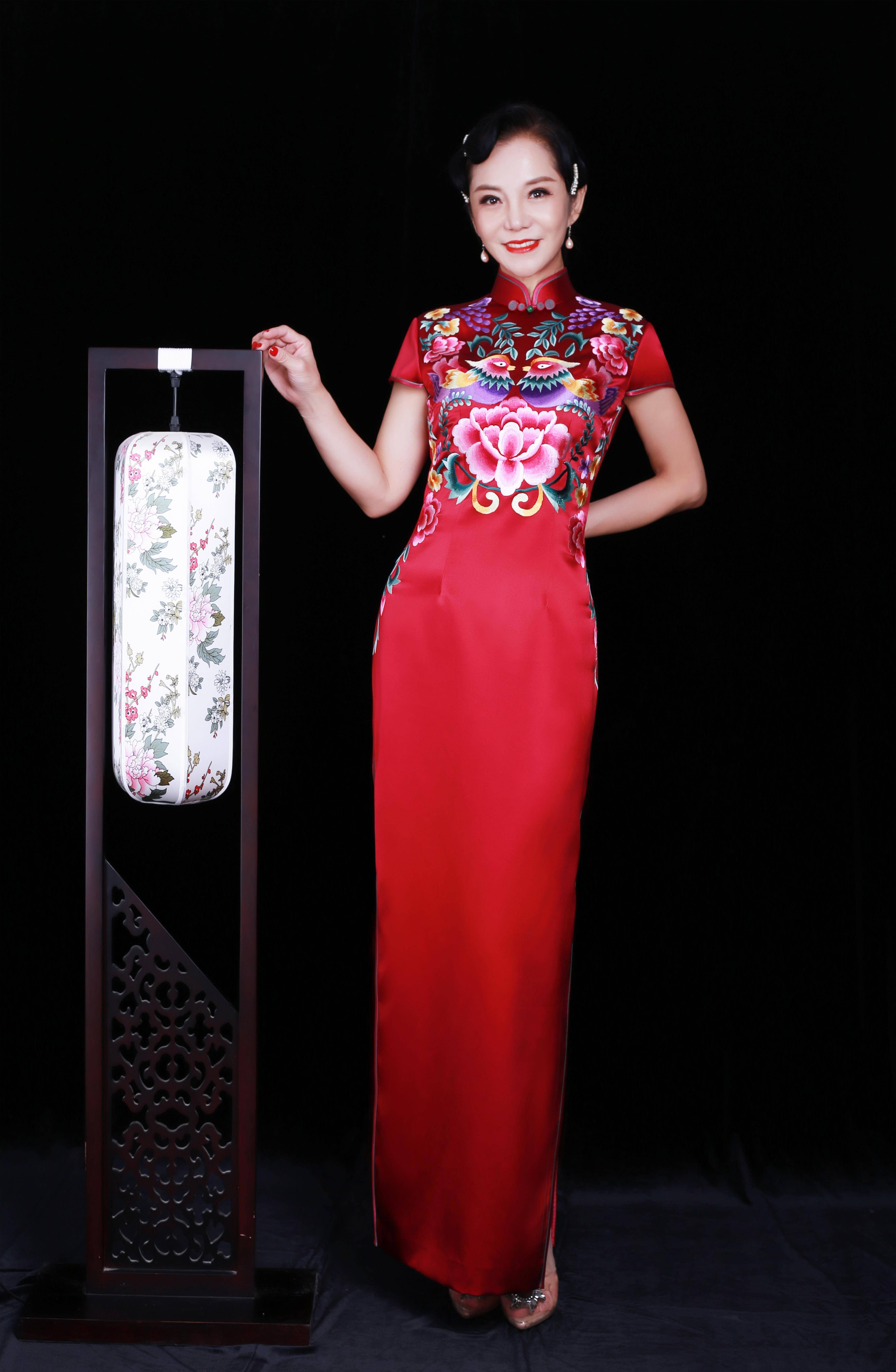 一袭耀眼夺目的中国红旗袍,尽显东方气韵_刺绣