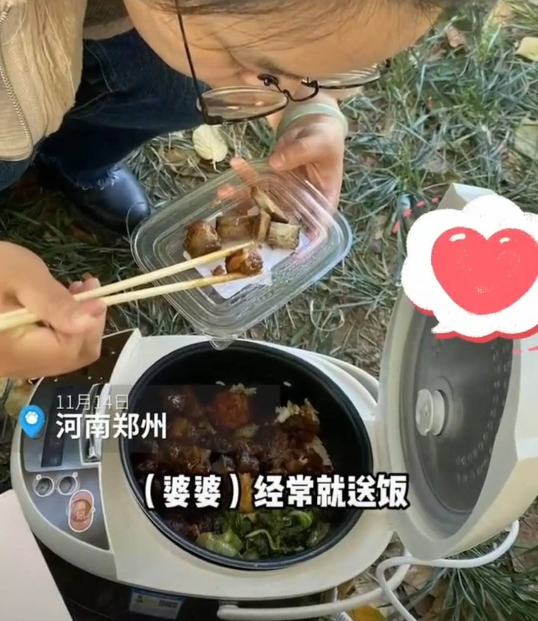 年也|婆婆那电饭煲给上大四的儿媳送饭，女生的一句话让人羡慕不已！