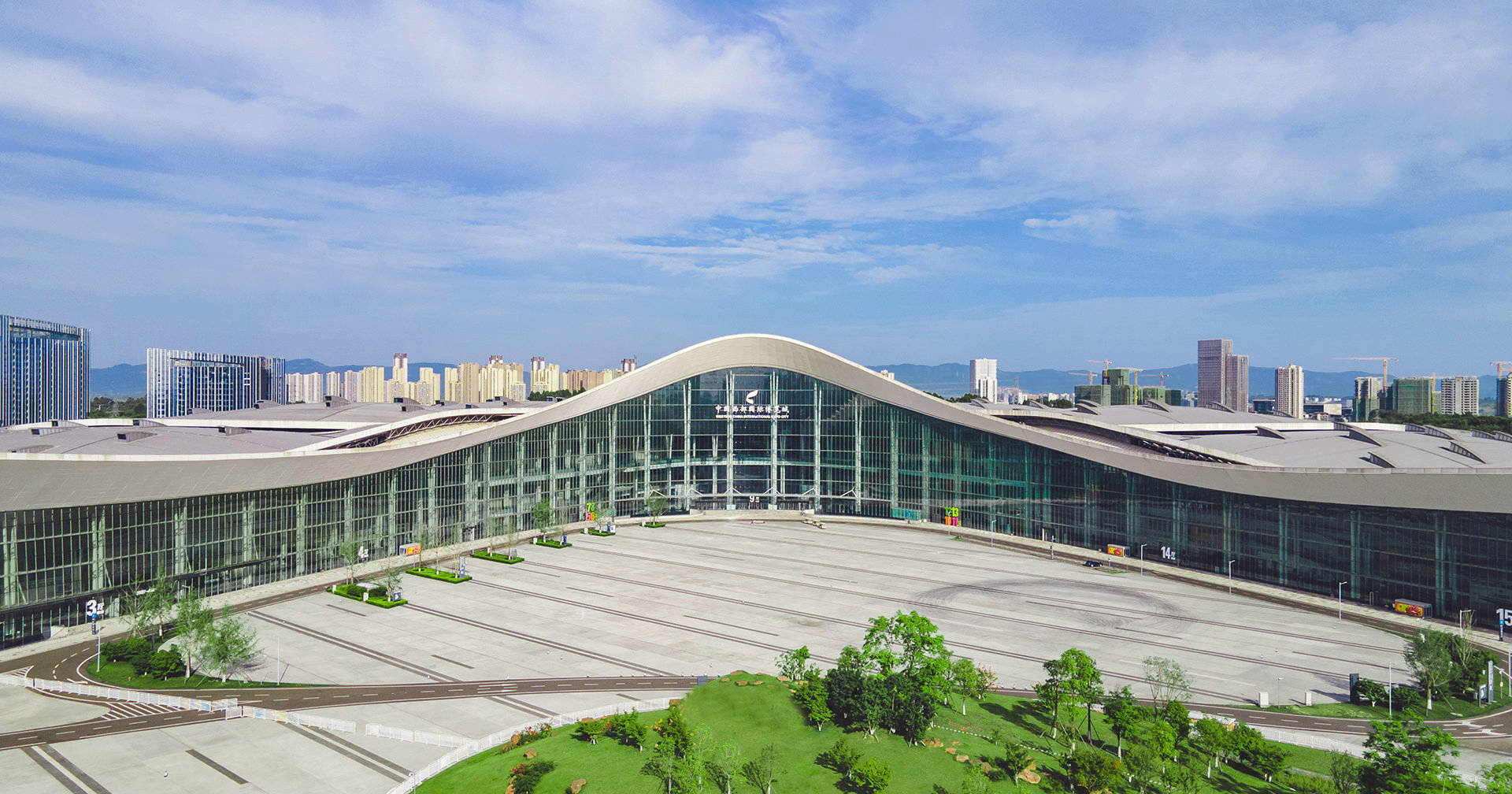 中国西部国际博览城本届糖酒会,会展中心展览期为3月24—26日.