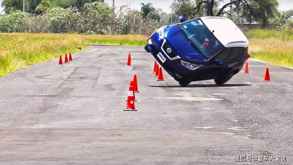 在这个过程中弹簧蓄力更多,会加剧车身侧倾程度,从而引起车辆失控