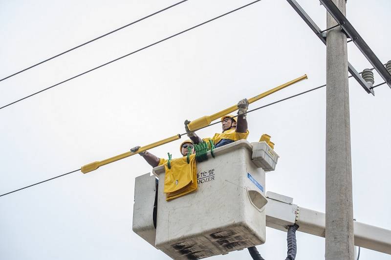 南网广西梧州供电局：机器人带电绝缘喷涂 为裸导线穿上“绝缘衣”（图）