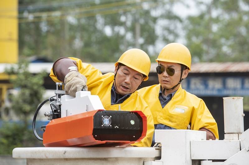 南网广西梧州供电局：机器人带电绝缘喷涂 为裸导线穿上“绝缘衣”（图）