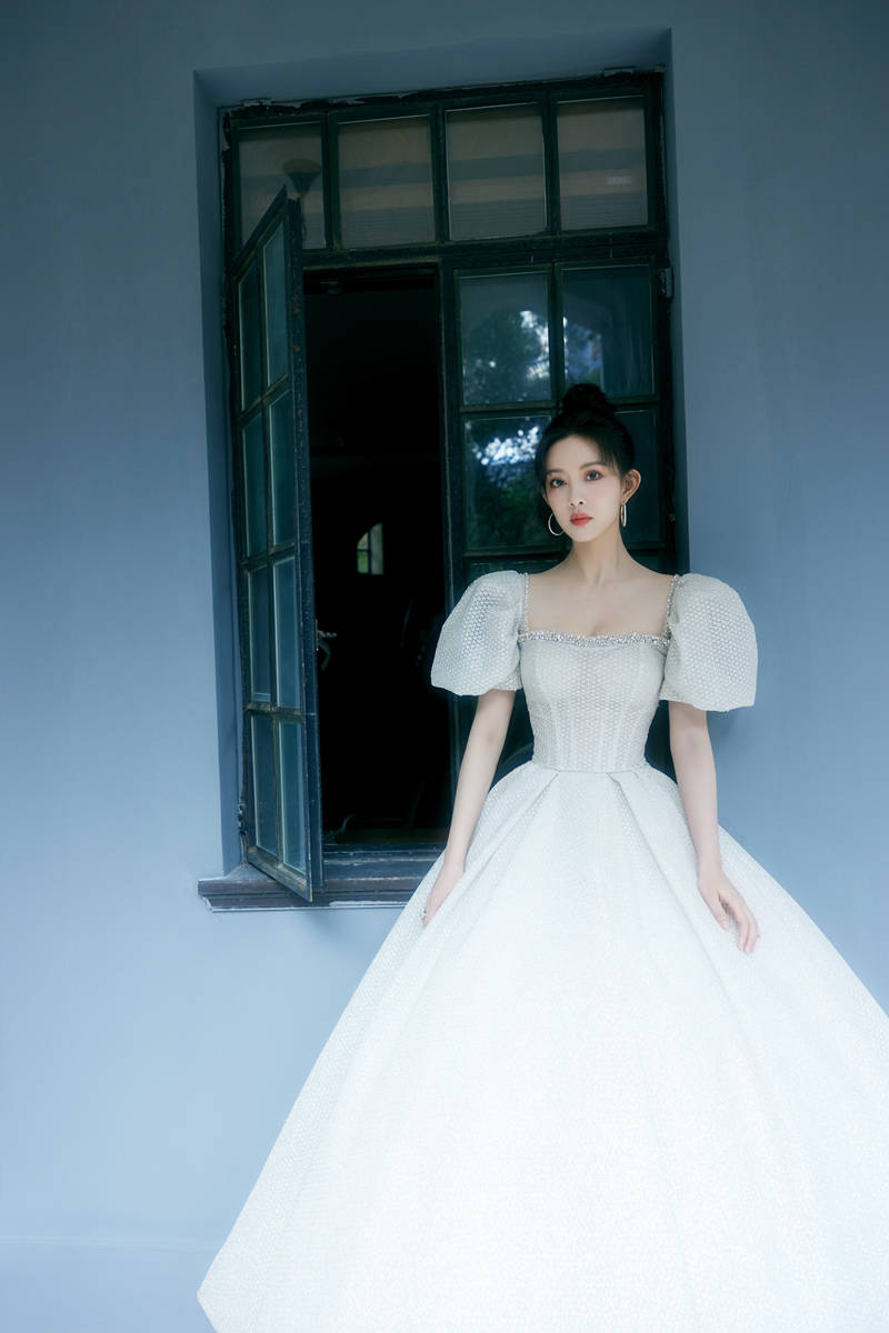 孟子义亮相活动似公主出巡 灵动迷人尽显浪漫色彩_礼服