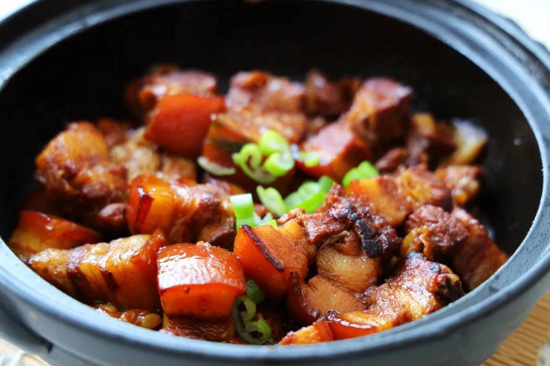 小雪将至,焖上一锅砂锅红烧肉,做法简单,肉嫩味浓真馋人_五花肉