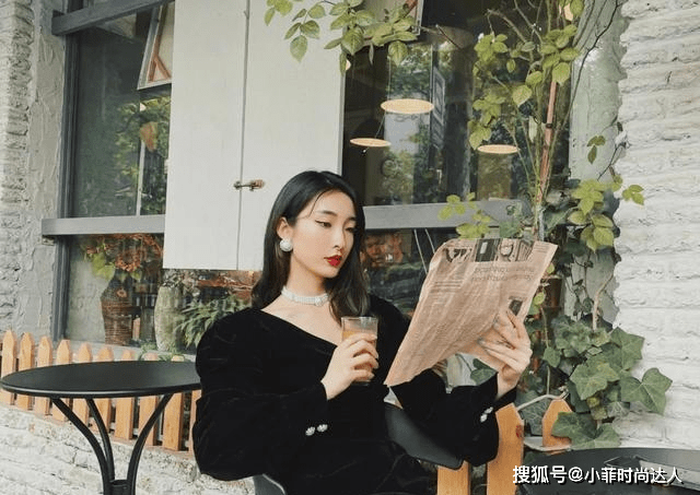 经验教程 今年不仅是流行复古穿搭，配饰上也在复古回潮，经典高级不挑人！