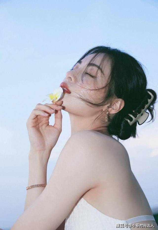 经验教程 今年不仅是流行复古穿搭,配饰上也在复古回潮,经典高级不挑人!