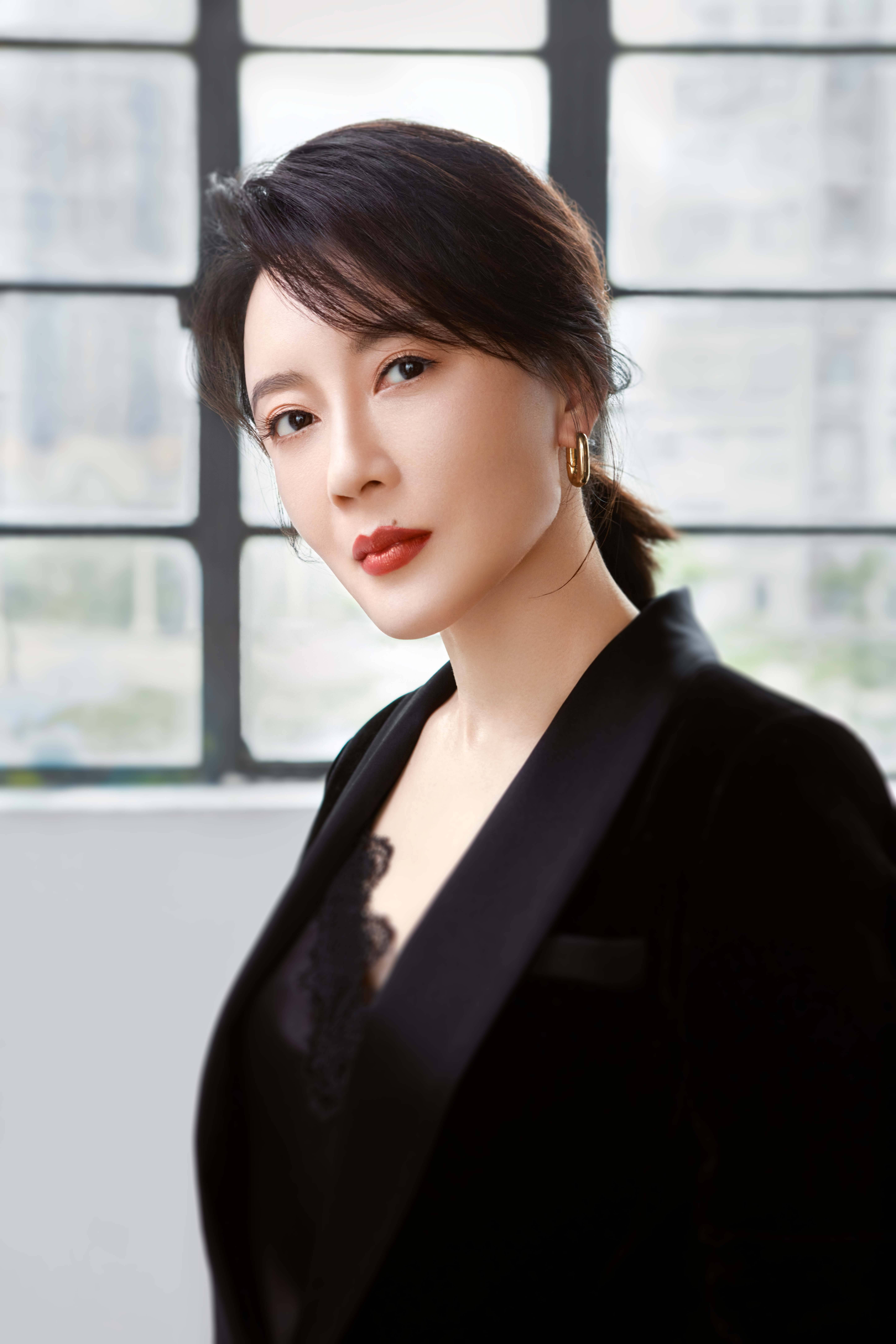 冯波《两个人的世界》开播 多剧连播戏路宽