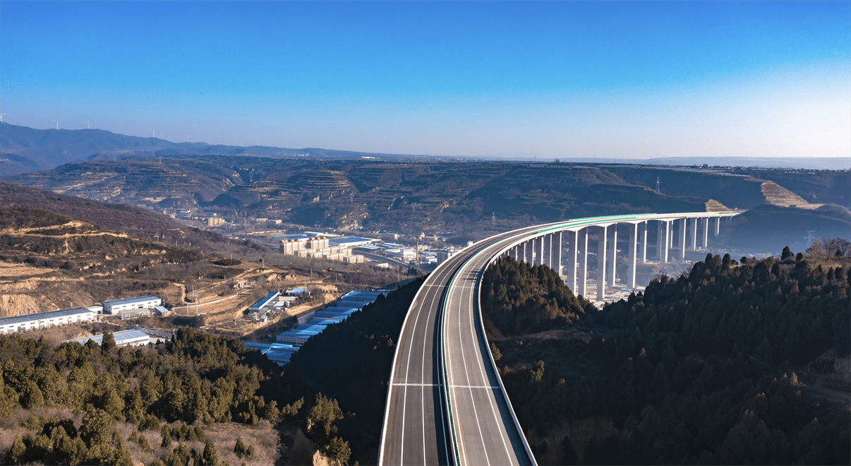 合铜高速公路沿线沟壑纵横,地质地貌复杂,桥隧比例极高,全线共73座