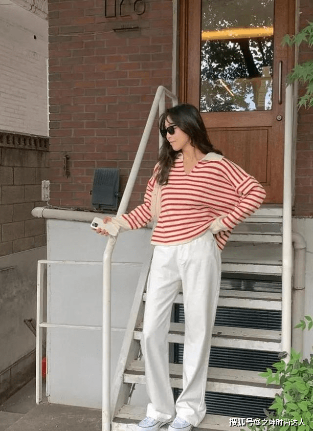 视觉 搭配了高腰的半身裙，完美修饰腰线，视觉上也是非常显高的