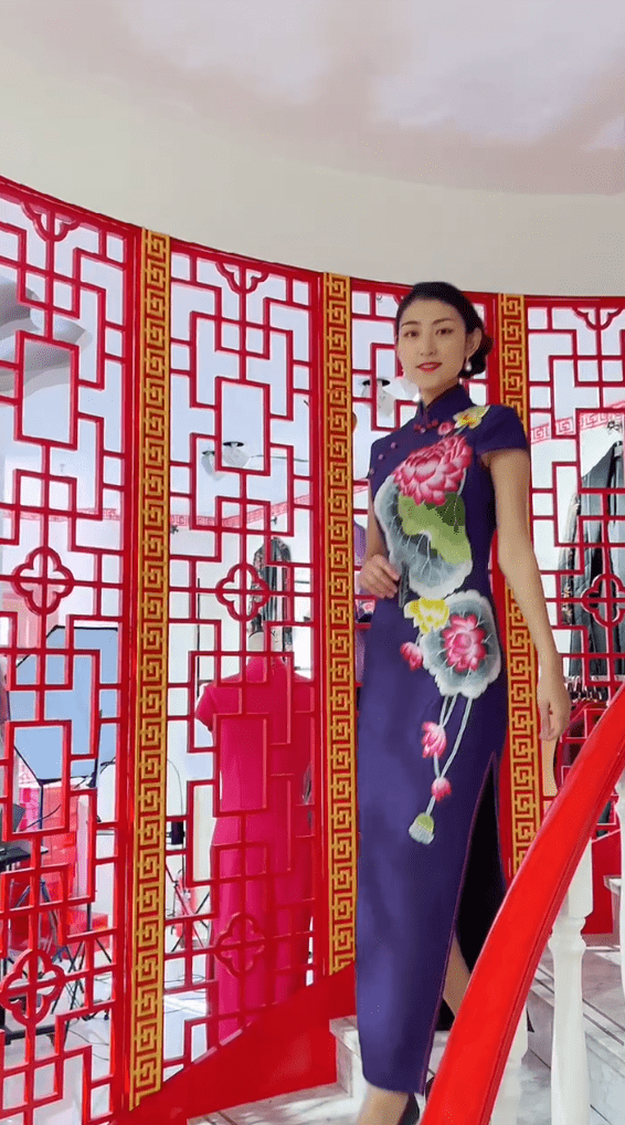 繁华世界 着一袭神秘的紫色旗袍,一颦一笑皆是优雅