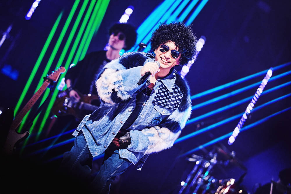 舞台|沙宝亮《追光吧》初舞台 唱跳《手扶拖拉机斯基》大玩复古舞曲