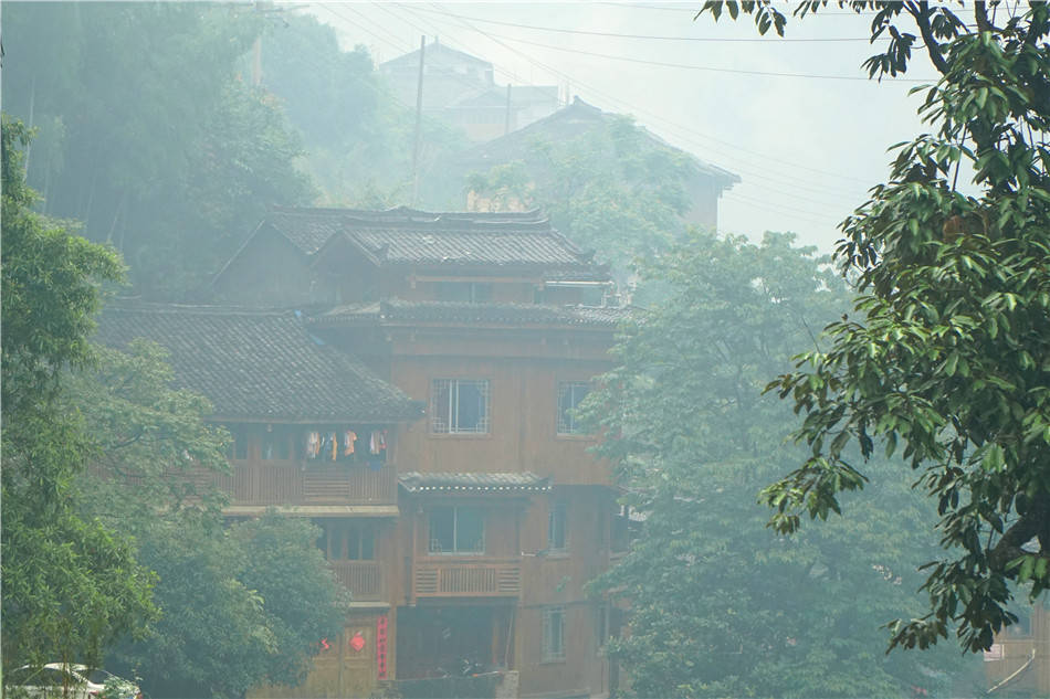 女子|广西：桂林，龙胜，红瑶寨里倚山临溪吃竹筒土鸡