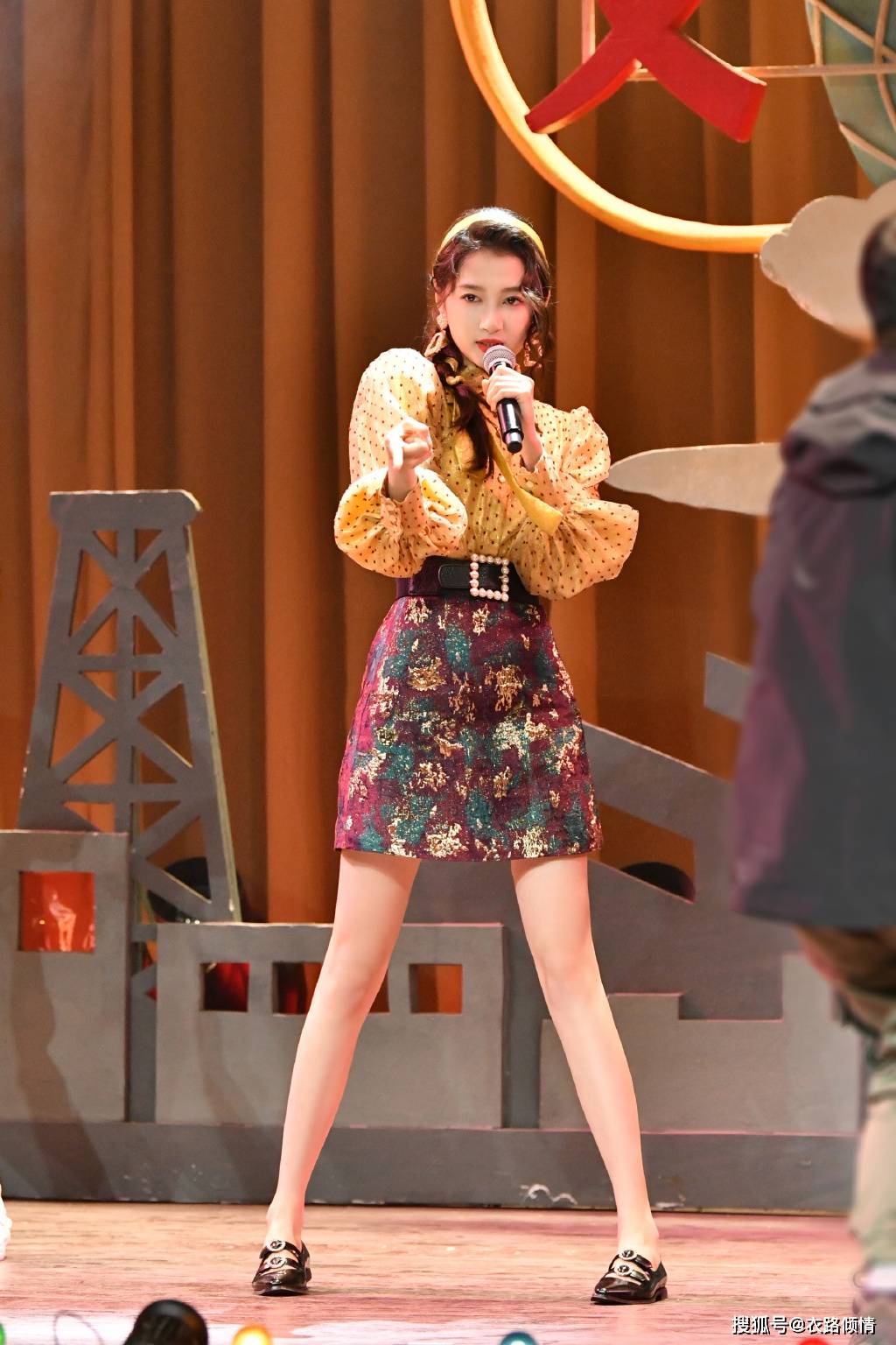 侵权|关晓彤今晚带你穿越到复古80年代